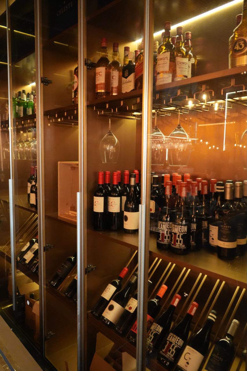 Lámparas y ambiente del restaurante